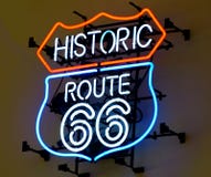Route 66 histórico, sinal de néon na luz vermelha e azul foto de stock Route 66 histórico, sinal de néon na luz vermelha e azul foto de stock