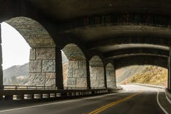 Route passant le tunnel avec des voûtes, Big Sur, la Californie, Etats-Unis image libre de droits Route passant le tunnel avec des voûtes, Big Sur, la Californie, Etats-Unis image libre de droits