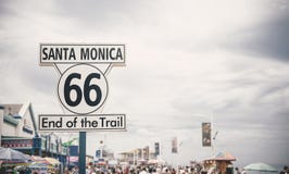 Route 66 -teken in Santa Monica Pier, Los Angeles royalty-vrije stock foto Route 66 -teken in Santa Monica Pier, Los Angeles royalty-vrije stock foto