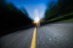 Route trouble la nuit. Conduite en état d'ivresse, expédiant ou étant trop fatigué Route trouble la nuit. Conduite en état d'ivresse, expédiant ou étant trop fatigué