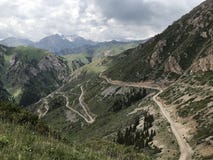 Routes au Kirghizistan, l'Asie centrale photo stock Routes au Kirghizistan, l'Asie centrale photo stock