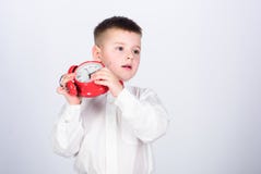 Routine de matin ?colier avec le r?veil Noeud papillon rouge de chemise blanche adorable de gar?on d'enfant D?veloppez l'autodisc photos stock Routine de matin ?colier avec le r?veil Noeud papillon rouge de chemise blanche adorable de gar?on d'enfant D?veloppez l'autodisc photos stock