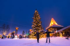 Rovaniemi - 16 de dezembro de 2017: Viajantes no vill de Santa Claus fotografia de stock royalty free Rovaniemi - 16 de dezembro de 2017: Viajantes no vill de Santa Claus fotografia de stock royalty free