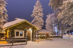 Rovaniemi- Финляндия, 29-ое декабря 2017: Старый ледовитый коттедж в деревне Санта Клауса Joulupukki стоковое фото rf Rovaniemi- Финляндия, 29-ое декабря 2017: Старый ледовитый коттедж в деревне Санта Клауса Joulupukki стоковое фото rf