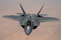 Rovfågel som F-22 är klar för något bränsle arkivbilder Rovfågel som F-22 är klar för något bränsle arkivbilder