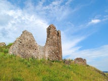 Rovine del castello sotto il cielo tempestoso immagini stock Rovine del castello sotto il cielo tempestoso immagini stock