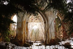 Rovine di vecchia chiesa in foresta alla luce di tramonto immagini stock libere da diritti Rovine di vecchia chiesa in foresta alla luce di tramonto immagini stock libere da diritti