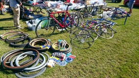 Rowerowe dodatkowe części dla sprzedaży przy Canterbury Velodrome w dorocznym wydarzeniu rowerowy Klasyczny Rowerowy przedstawien obrazy royalty free Rowerowe dodatkowe części dla sprzedaży przy Canterbury Velodrome w dorocznym wydarzeniu rowerowy Klasyczny Rowerowy przedstawien obrazy royalty free