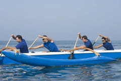 Rowers Paddling odsadni czółno W rasie obraz stock Rowers Paddling odsadni czółno W rasie obraz stock