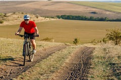 Roweru górskiego sporta atlety mężczyzna jechać plenerowy obrazy royalty free Roweru górskiego sporta atlety mężczyzna jechać plenerowy obrazy royalty free