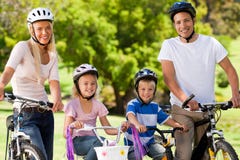 rowerów rodziny park ich zdjęcie stock rowerów rodziny park ich zdjęcie stock