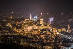 Royal Palace e fuochi d'artificio alla notte a Budapest, Ungheria Fotografia Stock Libera da Diritti Royal Palace e fuochi d'artificio alla notte a Budapest, Ungheria Fotografia Stock Libera da Diritti