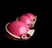 Roze desserts met frambozen en witte chocoladedecoratie royalty-vrije stock fotografie Roze desserts met frambozen en witte chocoladedecoratie royalty-vrije stock fotografie