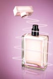 Roze fles parfum voor vrouw royalty-vrije stock afbeeldingen Roze fles parfum voor vrouw royalty-vrije stock afbeeldingen