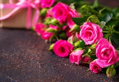 Roze rozen en giftdozen met linten Royalty-vrije Stock Foto Roze rozen en giftdozen met linten Royalty-vrije Stock Foto