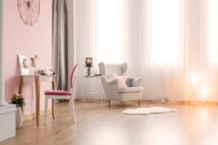 Roze ruimte met toilettafel stock foto's Roze ruimte met toilettafel stock foto's
