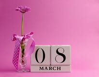 Roze themakalender voor de Dag van Internationale Vrouwen, 8 Maart - met exemplaarruimte. stock afbeelding Roze themakalender voor de Dag van Internationale Vrouwen, 8 Maart - met exemplaarruimte. stock afbeelding