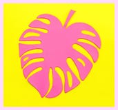 Roze tropisch Monstera-blad van document op gele achtergrond Stijl van het manier de minimale pop-art stock fotografie Roze tropisch Monstera-blad van document op gele achtergrond Stijl van het manier de minimale pop-art stock fotografie
