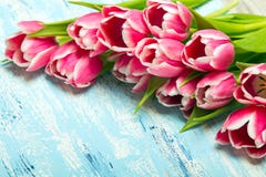 Roze tulpenboeket op blauwe houten achtergrond, exemplaarruimte royalty-vrije stock fotografie Roze tulpenboeket op blauwe houten achtergrond, exemplaarruimte royalty-vrije stock fotografie