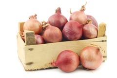Roze uien in een houten krat Royalty-vrije Stock Fotografie Roze uien in een houten krat Royalty-vrije Stock Fotografie