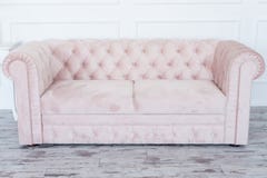 Roze zachte bank tegen de lichte muur royalty-vrije stock afbeelding Roze zachte bank tegen de lichte muur royalty-vrije stock afbeelding