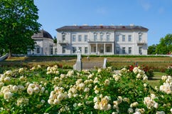 Rozentuin dichtbij Museum van Amber in Botanisch Park, Palanga, Litouwen royalty-vrije stock afbeelding Rozentuin dichtbij Museum van Amber in Botanisch Park, Palanga, Litouwen royalty-vrije stock afbeelding