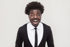 Roześmiany afro biznesmen patrzeje kamerę i toothy ono uśmiecha się obrazy stock Roześmiany afro biznesmen patrzeje kamerę i toothy ono uśmiecha się obrazy stock