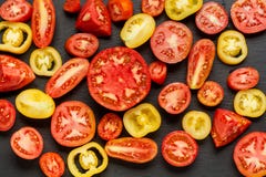Rozmaitość dojrzałych świeżych organicznie ogrodnictwo pomidorów różny rodzaj i kolory z liśćmi w drewnianej tacy wodnego punktu zdjęcia stock Rozmaitość dojrzałych świeżych organicznie ogrodnictwo pomidorów różny rodzaj i kolory z liśćmi w drewnianej tacy wodnego punktu zdjęcia stock