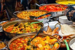 Rozmaitość gotujący curry na pokazie przy Camden rynkiem w Londyn zdjęcia royalty free Rozmaitość gotujący curry na pokazie przy Camden rynkiem w Londyn zdjęcia royalty free