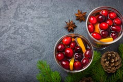 Rozmyślający wino z cranberry i pomarańcze zdjęcie stock Rozmyślający wino z cranberry i pomarańcze zdjęcie stock