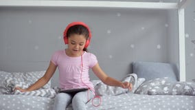 Rozochocona mała dziewczynka słucha muzyka zbiory Rozochocona mała dziewczynka słucha muzyka zbiory