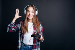 Rozochocona młoda kobieta bawić się wideo gry zdjęcie stock Rozochocona młoda kobieta bawić się wideo gry zdjęcie stock