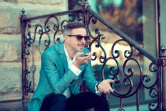 Rozochocony modny mężczyzna opuszcza głos wiadomość zdjęcia stock Rozochocony modny mężczyzna opuszcza głos wiadomość zdjęcia stock