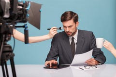 Rozochocony męski reporter przed mówić niektóre wiadomość zdjęcie stock Rozochocony męski reporter przed mówić niektóre wiadomość zdjęcie stock