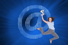 Rozochocony z klasą bizneswomanu doskakiwanie podczas gdy trzymający megafon Obrazy Royalty Free Rozochocony z klasą bizneswomanu doskakiwanie podczas gdy trzymający megafon Obrazy Royalty Free