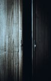 Rozpieczętowani drzwi straszna ciemność wśrodku i garderoba fotografia stock Rozpieczętowani drzwi straszna ciemność wśrodku i garderoba fotografia stock