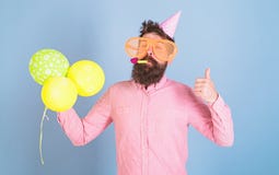 Rozrywka artysta przy dzieciakami bawi się, Międzynarodowy dziecko dnia świętowanie Brodaty mężczyzna z ogromnymi szkłami, wistle obrazy royalty free Rozrywka artysta przy dzieciakami bawi się, Międzynarodowy dziecko dnia świętowanie Brodaty mężczyzna z ogromnymi szkłami, wistle obrazy royalty free