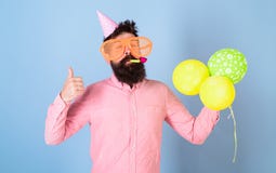 Rozrywka artysta przy dzieciakami bawi się, Międzynarodowy dziecko dnia świętowanie Brodaty mężczyzna z ogromnymi szkłami, wistle obraz stock Rozrywka artysta przy dzieciakami bawi się, Międzynarodowy dziecko dnia świętowanie Brodaty mężczyzna z ogromnymi szkłami, wistle obraz stock