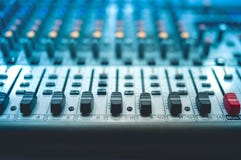 Rozsądni i muzyczni melanżerów dostosowania na lokalnym przyrządzie przy przyjęciem w noc klubie obraz stock Rozsądni i muzyczni melanżerów dostosowania na lokalnym przyrządzie przy przyjęciem w noc klubie obraz stock