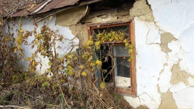 Roztrzaskujący szklany okno z starą drewnianą ramą na grunge ścianie uszkadzał dom fotografia stock Roztrzaskujący szklany okno z starą drewnianą ramą na grunge ścianie uszkadzał dom fotografia stock