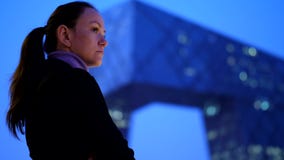 Rozważna kobieta cieszy się nowożytnego pejzaż miejskiego i drapacz chmur przy nocą zdjęcie wideo Rozważna kobieta cieszy się nowożytnego pejzaż miejskiego i drapacz chmur przy nocą zdjęcie wideo