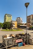 Rua da cidade nova no dia ensolarado bonito, Albânia de Tirana foto de stock royalty free Rua da cidade nova no dia ensolarado bonito, Albânia de Tirana foto de stock royalty free