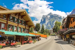 Rua de Dorfstrasse em Grindelwald com partes de Mattenberg no fundo foto de stock royalty free Rua de Dorfstrasse em Grindelwald com partes de Mattenberg no fundo foto de stock royalty free