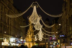 Rua de Graben em Viena na noite durante a estação do Natal fotos de stock Rua de Graben em Viena na noite durante a estação do Natal fotos de stock