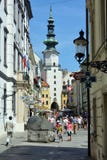Rua de Michalska e de ` s de Michael porta em Bratislava - Eslováquia fotos de stock royalty free Rua de Michalska e de ` s de Michael porta em Bratislava - Eslováquia fotos de stock royalty free