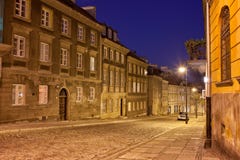 Rua e casas novas da cidade na noite em Varsóvia fotos de stock Rua e casas novas da cidade na noite em Varsóvia fotos de stock