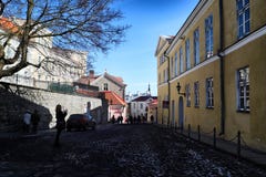 Rua na cidade e nas casas de Tallin nela Foto de Stock Rua na cidade e nas casas de Tallin nela Foto de Stock