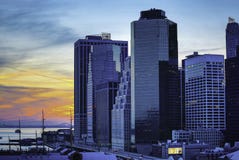 Ruas da cidade e construções modernas do negócio imagens de stock Ruas da cidade e construções modernas do negócio imagens de stock
