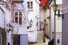 Ruas estreitas de encantamento em Bergen, Noruega imagem de stock Ruas estreitas de encantamento em Bergen, Noruega imagem de stock