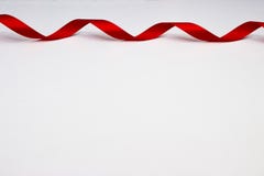 Ruban rouge de satin sur le fond blanc Image libre de droits Ruban rouge de satin sur le fond blanc Image libre de droits